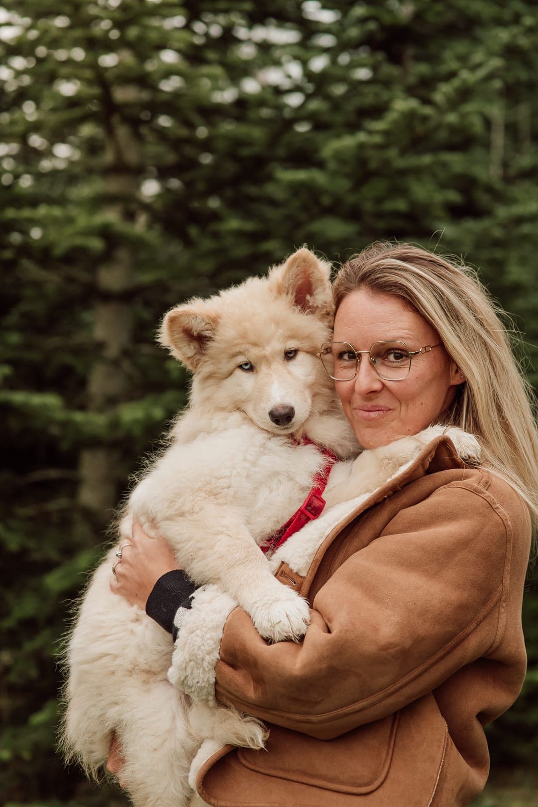 Stéphanie houdt een lichte pup in haar armen